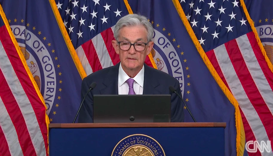 Chủ tịch FED Jerome Powell phát biểu sau quyết định hạ lãi suất. Ảnh:CNN