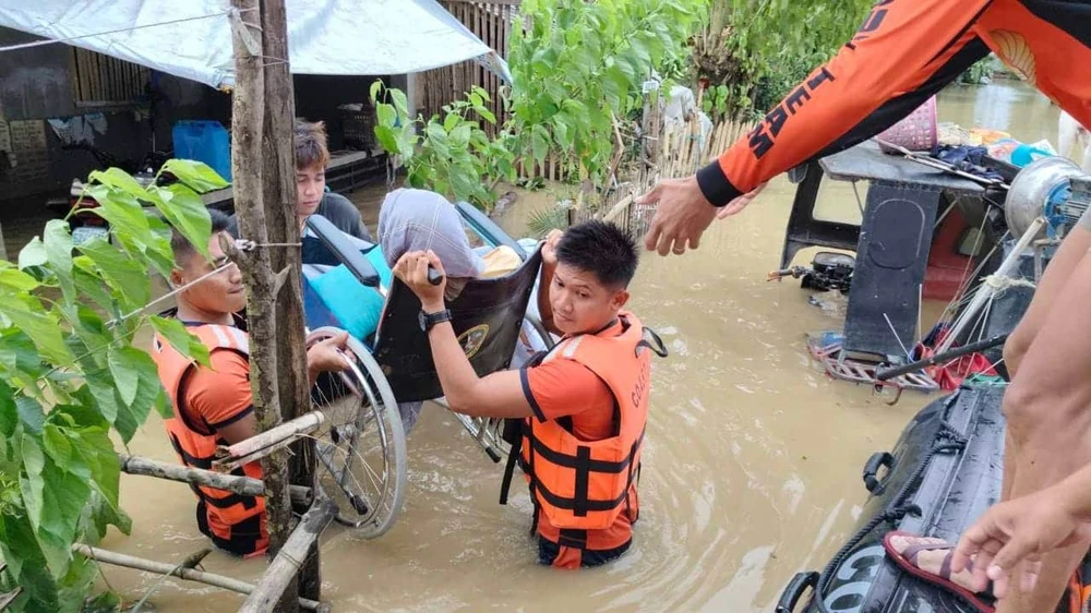 Sơ tán người dân tránh bão Trami tại Albay, Philippines. Ảnh: PCG