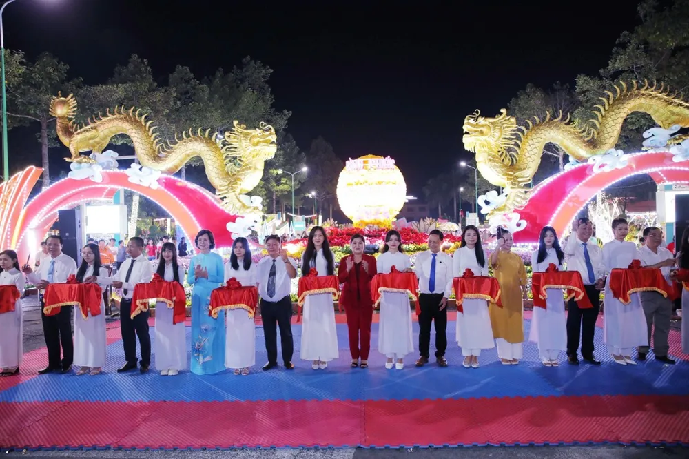 Các đại biểu thực hiện nghi thức cắt băng khai mạc đường hoa 2-1907.jpg