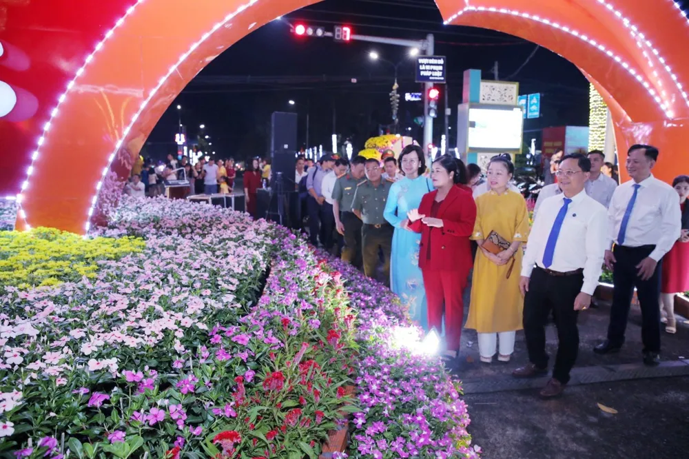 Các đại biểu và người dân tham quan đường hoa sau lễ khai mạc 3-7059.jpg