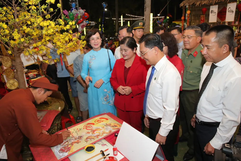 Các đại biểu tham quan không gian văn hóa sau lễ khai mạc 4-9188.jpg