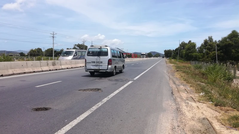 Đoạn tuyến Quốc lộ 1A qua huyện Tuy Phong (tỉnh Bình Thuận) bị xuống cấp nghiêm trọng