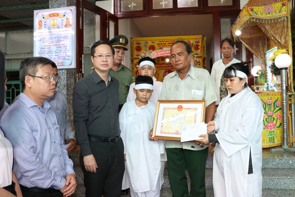 Chủ tịch UBND tỉnh Bình Thuận Đoàn Anh Dũng truy tặng bằng khen đột xuất cho anh Nguyễn Hữu Đốn
