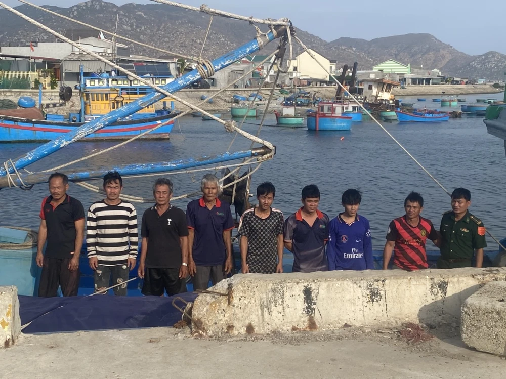 8 ngư dân trên tàu cá tỉnh Bình Định được cứu vớt an toàn