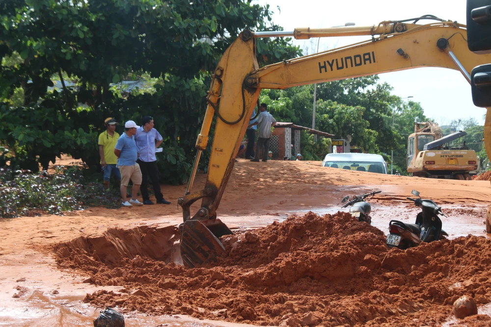 Dọn dẹp tại các vị trí xảy ra lũ cát đỏ