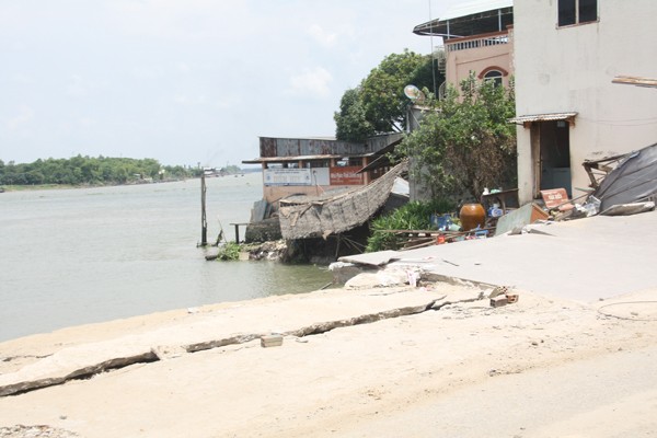 The serious landslide sending 16 houses into the Vam Nao river on April 22 is feared to expand in An Giang province (Photo: SGGP)