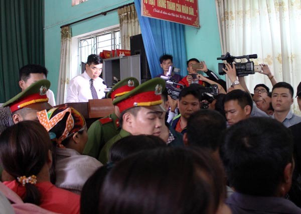  The chaos at the public apology meeting to Mr. Han Duc Long in Bac Giang province on April 25 (Photo: SGGP)