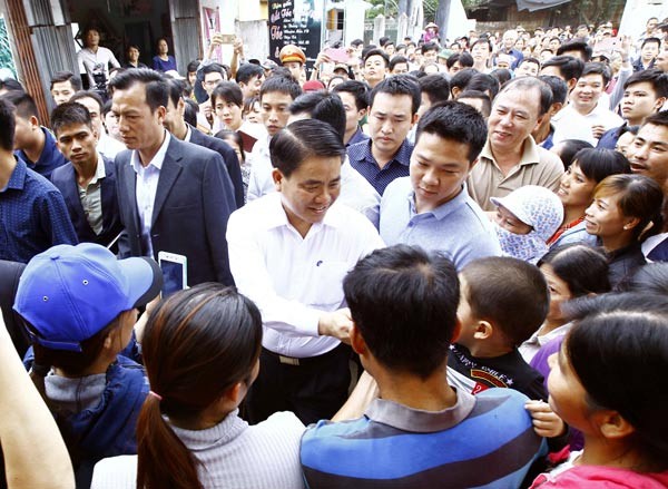 Chairman of the Hanoi People’s Committee Nguyen Duc Chung with residents in Dong Tam commune, My Duc district, Hanoi on April 22 (Photo: VNA)