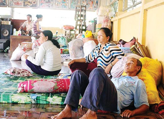 Residents shelter in a pagoda in My Hoi Dong commune, Cho Moi district, An Giang after removing from landslide prone areas (Photo: SGGP)