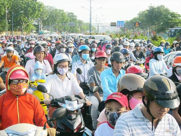 A traffic jam in Tan Phu district, HCMC (Photo: SGGP)​