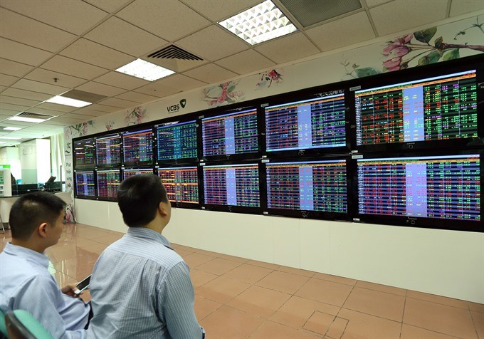 Investors watch stock moves at Vietcombank Securities Company. (Photo VNA/VNS)