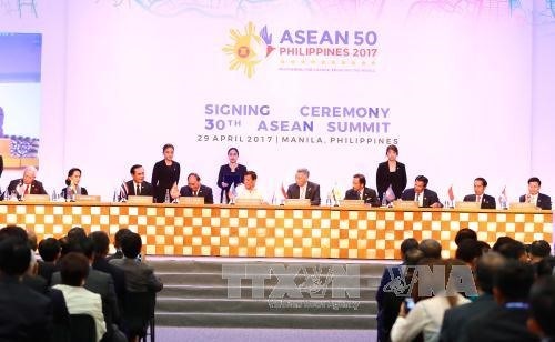 Prime Minister Nguyen Xuan Phuc (4th left) at the signing ceremony, 30th ASEAN summit, Manila on April 29. (Photo: VNA/VNS)