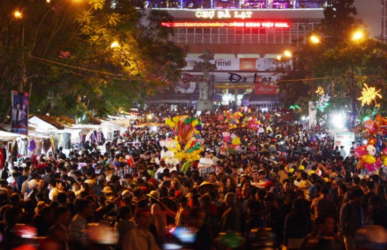 The road to Da Lat market crowded with visitors on April 29 (Photo: SGGP)