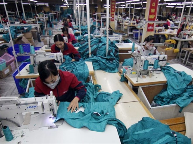 Workers inside the Nam Dinh Textile Garment Joint Stock Company in Nam Dinh city (Photo: VNA)