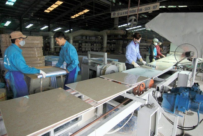 Workers produce bricks at a Viglacera factory in Thai Binh province (Photo: VNA)