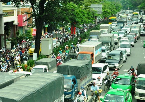 Truong Son street has regularly been congested with streams of vehicles to Tan Son Nhat International Airport (Photo: SGGP)