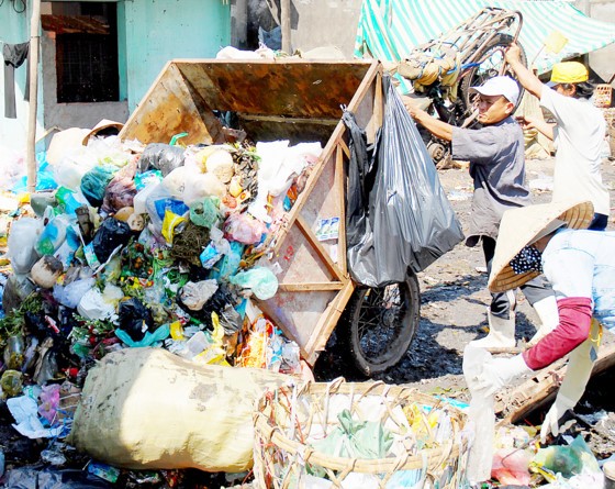 Garbage collection in Pham Van Xao street, Tan Phu district, HCMC (Photo: SGGP)