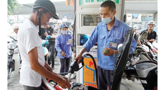 The domestic retail price of petroleum decreased by VND309 to cost VND17,274 (77 US cents) per litre as of 3pm on Friday. (Photo: SGGP)