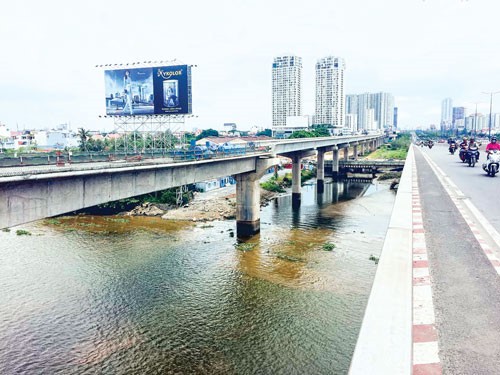 A stretch of under construction Ben Thanh-Suoi Tien metro line across the Saigon River in the adjacent area of District 2 and Binh Thanh, HCMC (Photo: SGGP Financial Investment)