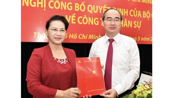NA chairwoman Nguyen Thi Kim Ngan gives the decision to Mr. Nguyen Thien Nhan in HCMC on May 10 (Photo: SGGP)