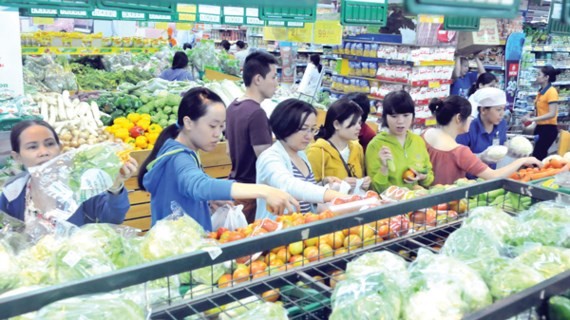 Consumers buy goods at Co.opmart (Photo: SGGP)