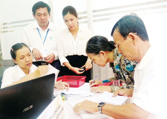 People receive pension and social insurance allowance (Photo: SGGP)