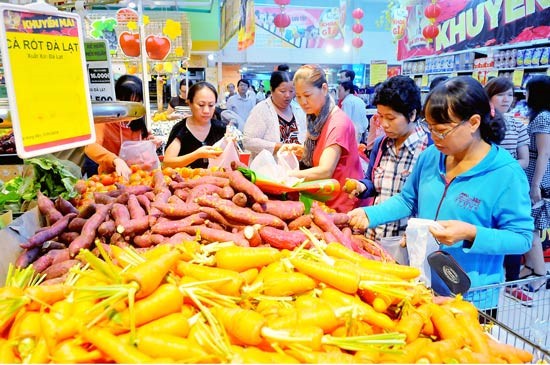 Customers choose goods at Big-C supermarket in HCMC (Photo: SGGP)