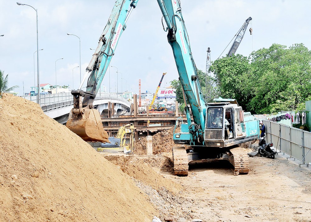 On the construction site of Nhi Thien Duong 1 bridge (Photo: SGGP)