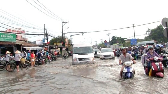 Many streets are inundated after a rain in the afternoon in District 9 on May 20 (Photo: SGGP)