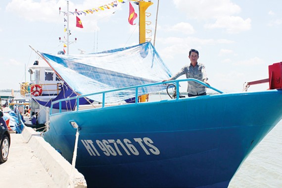 A fisherman on his new steel hulled vessel built under Decree 67 in Ha Tinh province (Photo: SGGP)