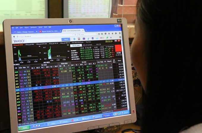 An investor watches share prices on a computer screen. (Photo: VNS)