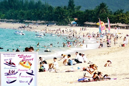A beach crowded with holidaymakers in Nha Trang city, Khanh Hoa province (Photo: SGGP)