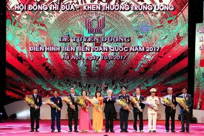 Party General Secretary Nguyen Phu Trong (centre) presents flowers to the exemplars (Photo: VNA)