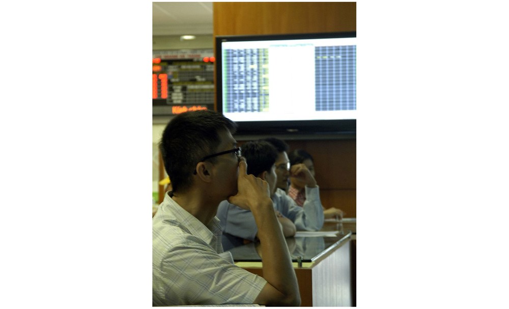 Investors monitor market movements at Bao Viet Securities Company in Hanoi (Photo: VNS)