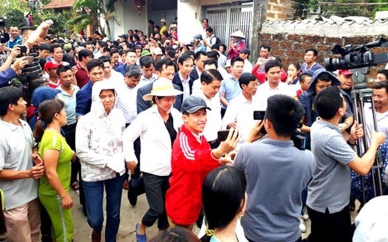 Dong Tam residents happily receiving chairman of the Hanoi People’s Committee Nguyen Duc Chung who came to talk with them on April 24 (Photo: SGGP)