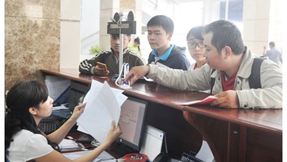 Businesses submitting documents the  HCMC Taxation Department (Photo: SGGP)