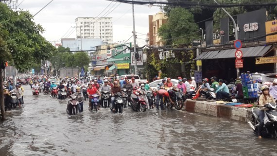 Huynh Tan Phat street inundated after a heavy rain on June 21 (Photo: SGGP)