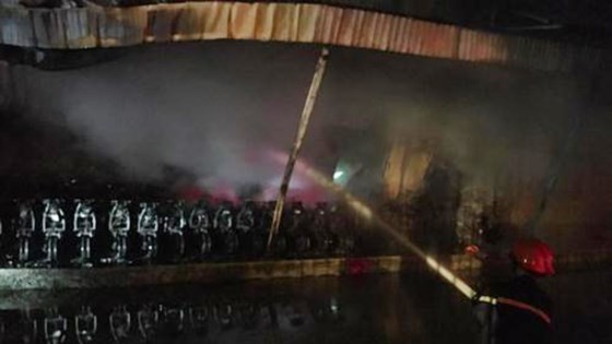 The fireman hoses water on the blaze at Noi Bai Industrial Park last night (Photo: SGGP)