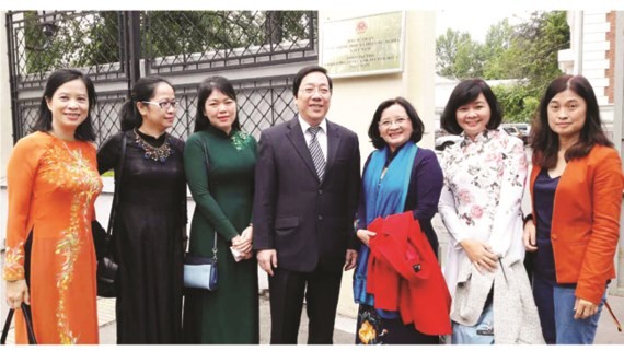 The file photo shows Vietnamese Ambassador to Russia Nguyen Thanh Son posing for photo with a press delegation from HCMC who have recently visited Russia (Photo: SGGP)