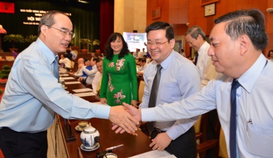Secretary of the HCMC Party Committee Nguyen Thien Nhan (L) shakes hands with delegates at the conference on June 26 (Photo: SGGP)