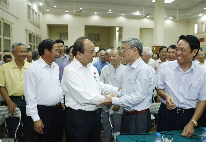 Prime Minister Nguyen Xuan Phuc talks to voters.  (Photo:  VNA/VNS)