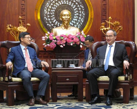 Secretary of the HCMC Party Committee Nguyen Thien Nhan (R) receives director general of Samsung Vietnam Complex Shim Won Hwan on June 29 (Photo: hcmpv.gov.vn)