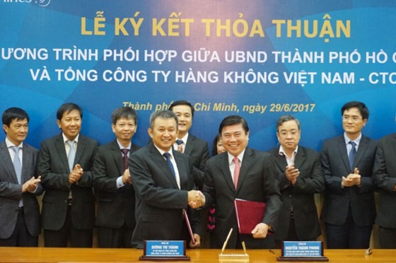 HCMC and Vietnam Airlines sign tourist development cooperation agreement on June 29 (Photo: SGGP)