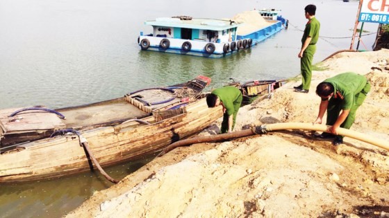 Police force spots an illegal sand exploitation case in the Dong Nai river (Photo: SGGP)