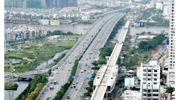 Ben Thanh-Suoi Tien metro line is being built over the Saigon River in HCMC (Photo: SGGP)