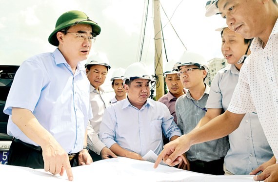 Secretary of the HCMC Party Committee Nguyen Thien Nhan surveys the construction site of My Thuy intersection, District 2 on July 12 (Photo: SGGP)
