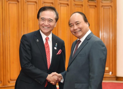 Prime Minister Nguyen Xuan Phuc (R) receives Governor of Japan’s Kanagawa prefecture Kuroiwa Yuji in Hanoi yesterday.(Photo: VNA/VNNS)