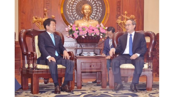 HCMC party chief Nguyen Thien Nhan (R) receives Mr. Jegal Won Yong, Incheon city council’s chairman in HCMC on July 19