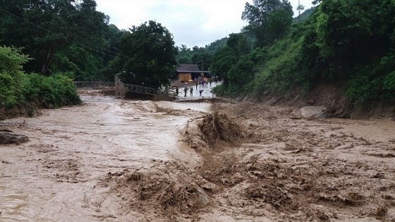 Flash flood swept away nine houses in Ky Son district, Nghe An on July 21 (Photo: SGGP)