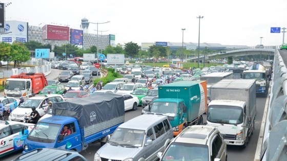 Traffic jam in Tan Son Nhat International Airport area, HCMC (Photo: SGGP)